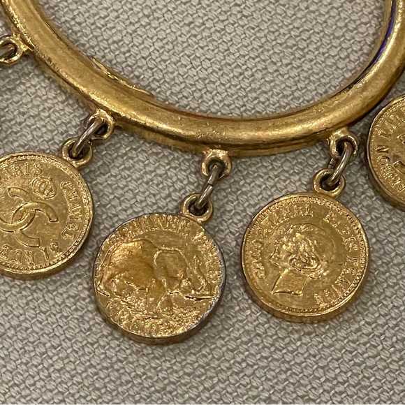 ❤️CHANEL❤️Vintage Medallion Cuff - Picture 14 of 16